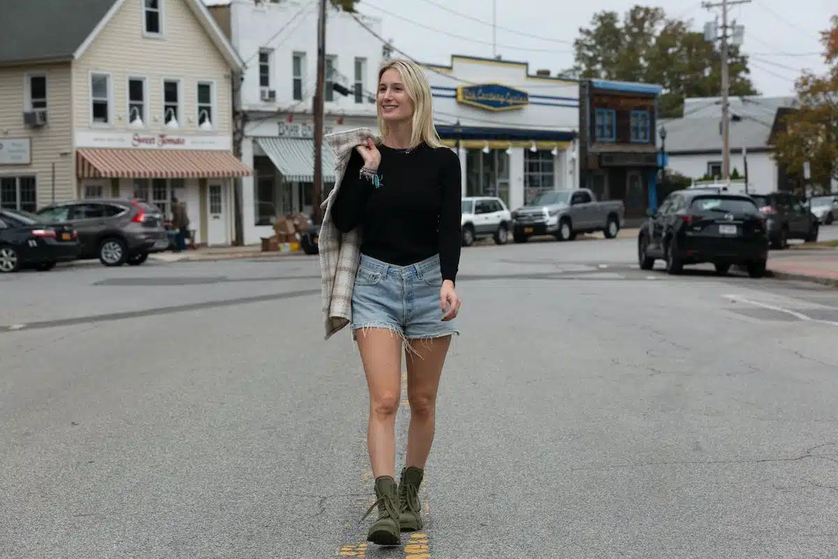 Les meilleures tenues pour flâner en ville en toutes saisons