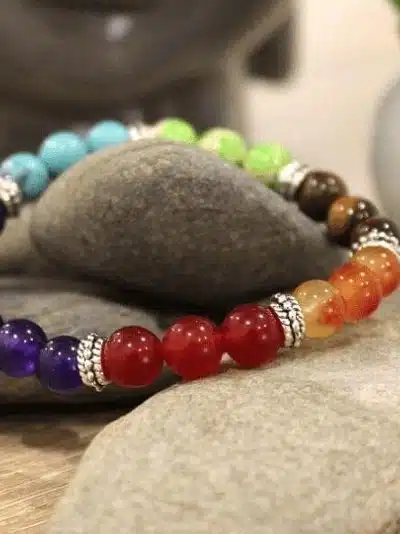 Rétablissez votre énergie avec les 7 chakras et les pierres naturelles