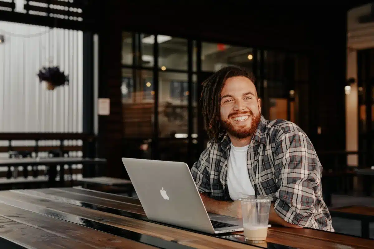un homme au bureau